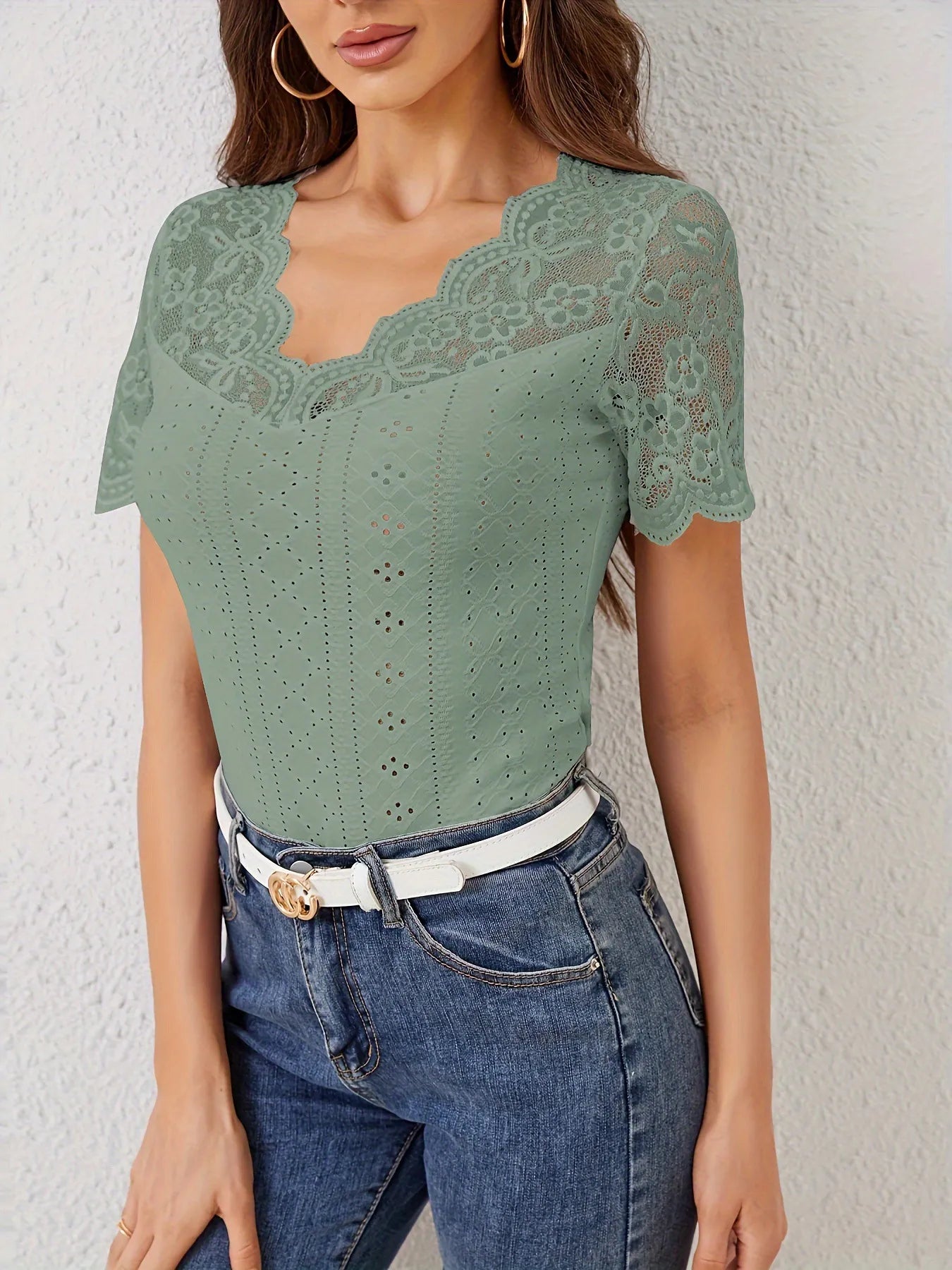 T-shirt d'été brodé à œillets et bordure en dentelle