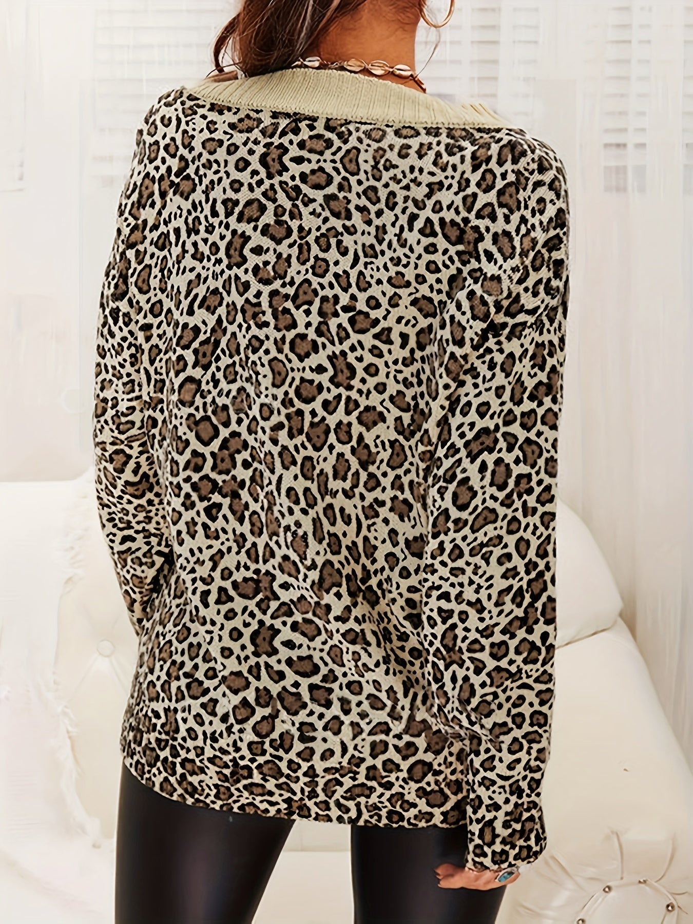 Sienna – Pullover mit V-Ausschnitt und Leopardenmuster