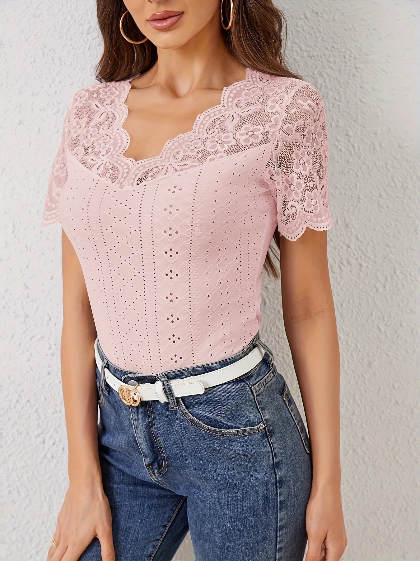 T-shirt d'été brodé à œillets et bordure en dentelle