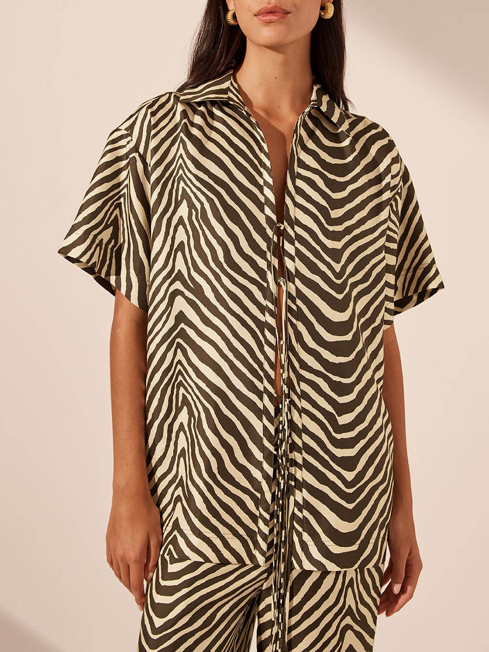 Exquisite Satin Unique Wave Pattern Print Lace-Up Oversized Shirt Black
