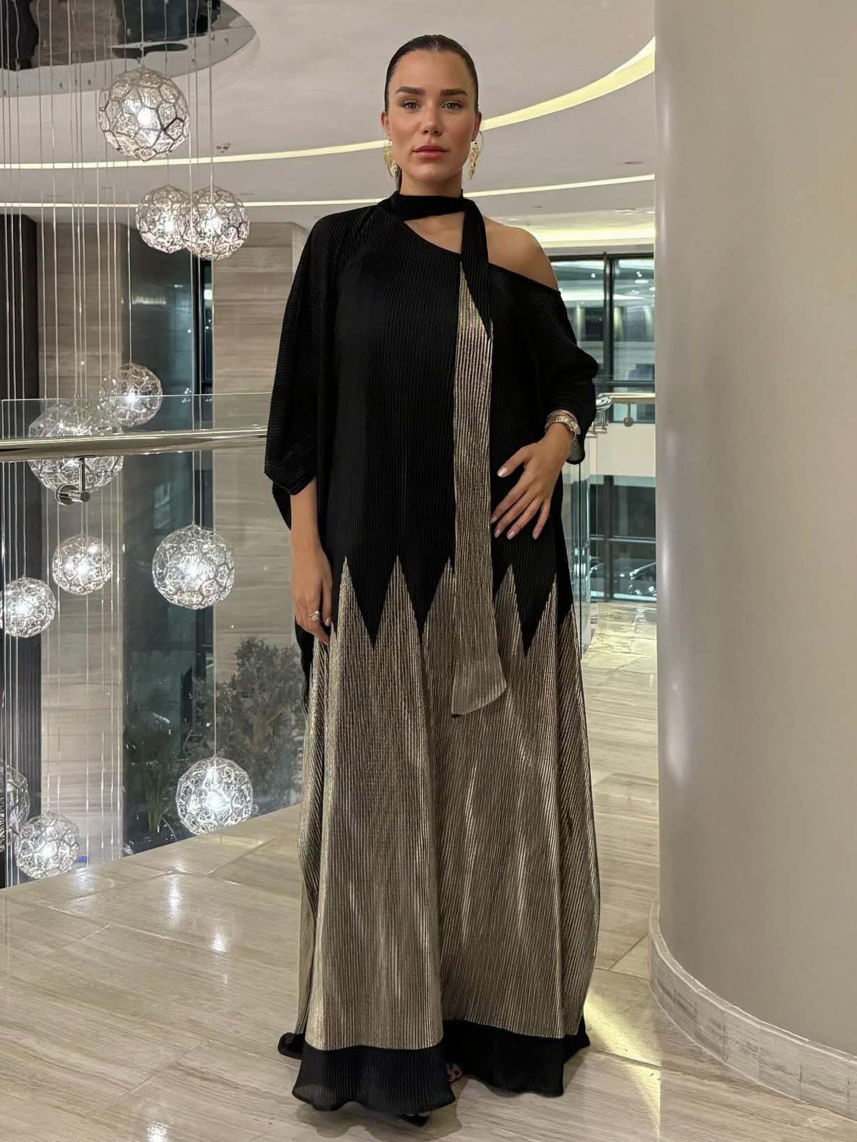 Modern Off-Shoulder Color-Block Pleated Maxi Dress Black