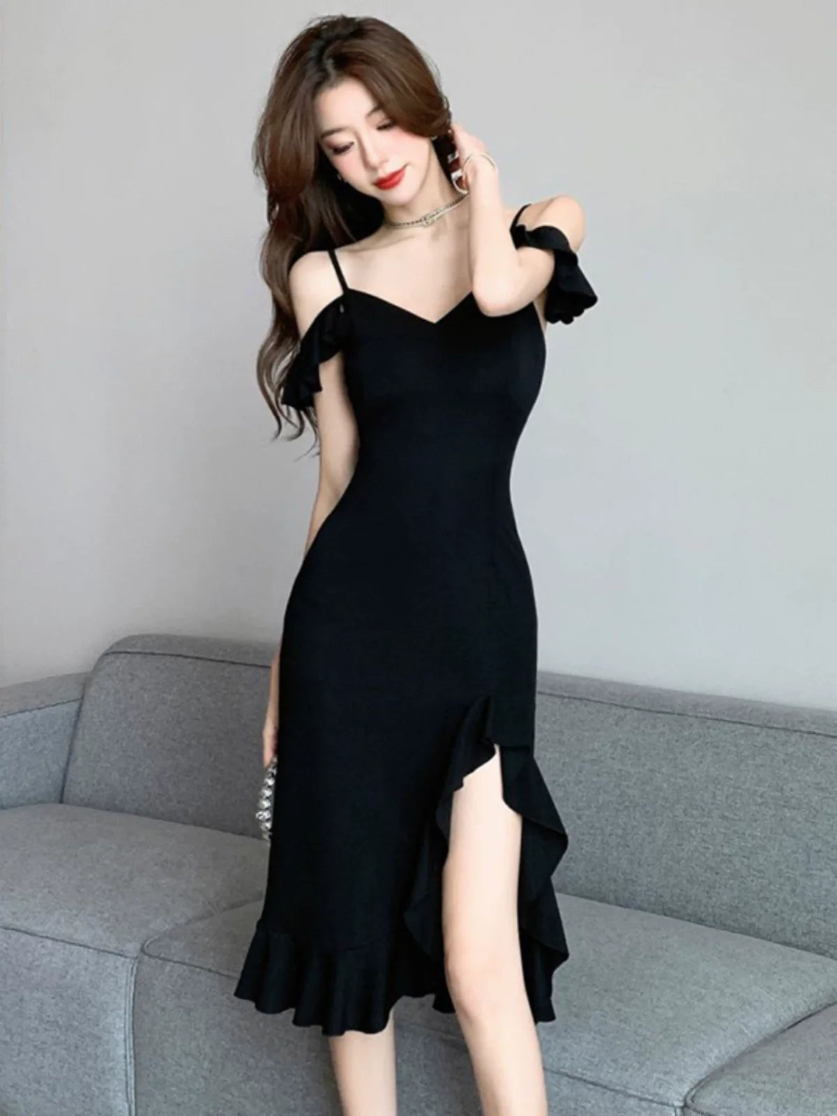 Saashi Shoulder-Baring Wavy Slit V-neck Strap - Fashion Chic