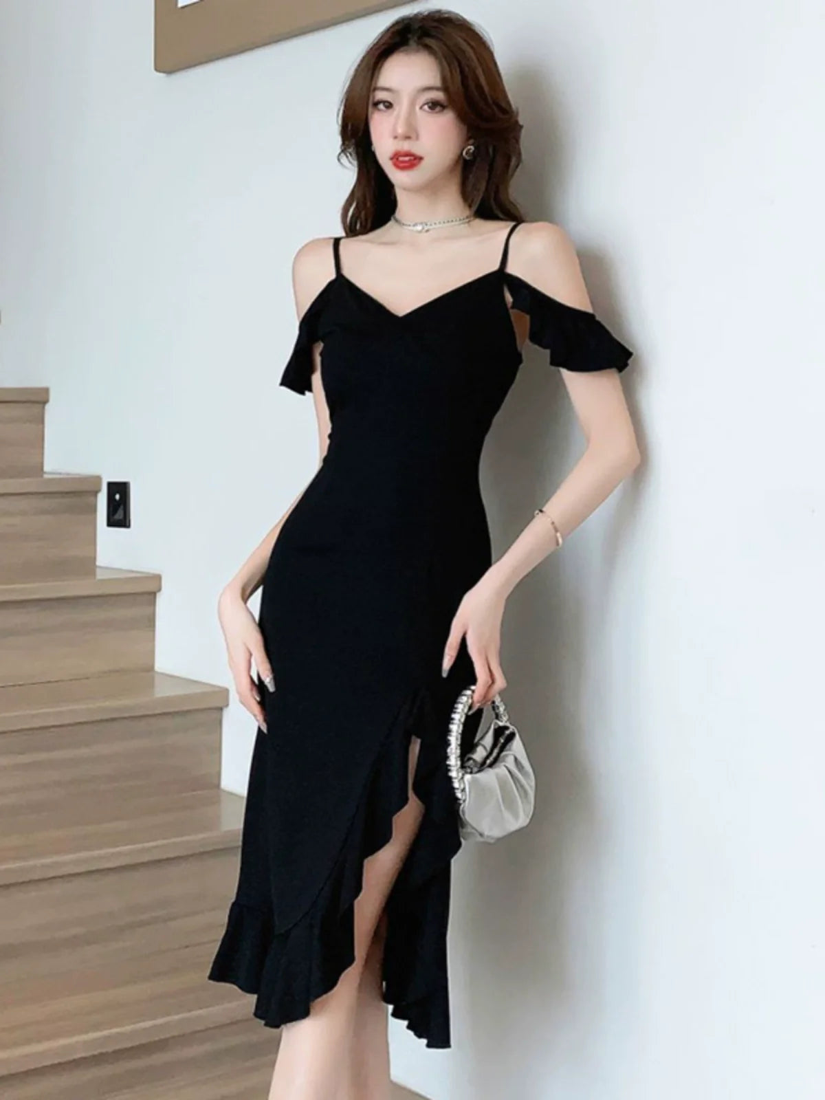 Saashi Shoulder-Baring Wavy Slit V-neck Strap - Fashion Chic