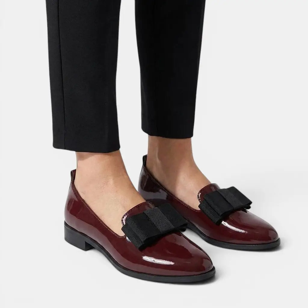 Patentpointed — Black Patent Leather Loafers With Elegant Pointed Toe Slip-On Design Red