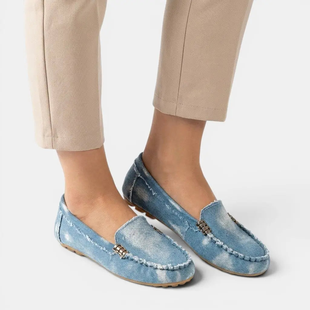 Quiltedwhite — Smooth Quilted Lace-Up Sneakers With Stylish White Low-Top Design Blue
